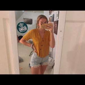 ⭐️Yellow button up top